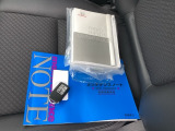 取扱説明書やメンテナンスノートもそろっています。スマートキーは荷物を持っている時でも、キーを取り出さずドアの施錠・開錠ができます。