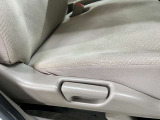 運転席の足元は広々としており、座席は大きく前後にスライド出来るので自分に合ったポジションで運転する事が出来ます。アクセルやブレーキにクセもなくとても運転のしやすい車両です。