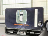 【PVM】映像を合成して、車を真上から見下ろしたような映像をナビゲーション画面に表示する機能です。運転席からでは見にくい車の周囲の状況を把握し、駐車や狭い道での走行などを安全に行えます。