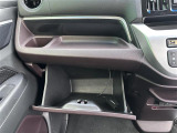 【グローブボックス】大容量のグローブボックスです!!車検証ケース他、日頃使う小物類の収納スペースもたくさんあります!