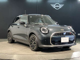 MINIのフロントグリルのデザインはイギリスで生まれた当初から、シルバーのサイドバーが折り重なった伝統的なデザインで御座います。その伝統はBMWのお車になってからでも少しずつ形を変えて守られております
