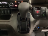 CVT車のセレクトレバーです。低速から高速まで、変速ショックのないスムーズな走りと、エンジン効率のよい領域を維持して燃費にも貢献します。サイドブレーキはスイッチ操作の電子制御パーキングブレーキです。
