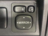 【電動格納ミラー】サイドミラーは電動格納式となっており、狭い駐車場でもキズがつくリスクを抑えられます。