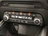 【左右独立型フルオートエアコン】運転席と助手席でそれぞれお好みの温度に設定可能。同乗者にも配慮した、快適な空調をお届け致します。