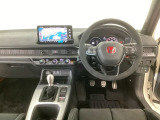 【ハンドル】運転にかかわる様々な操作を安全に行えるように視点移動が少なく操作性に配慮されたスイッチ類が凝縮されたコックピットです。