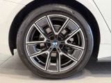 BMWの純正アロイホイールは軽量かつ強度にも優れているホイールで走行性能を引き上げる設計になっております。足元にもBMWは妥協がなくこだわっている個所になります。