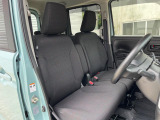 運転席まわりには十分なスペースがあり、大柄な方でもゆったり運転していただける環境です。