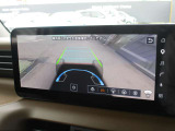 自車を真上から見下ろすように映し出すので周囲の状況が分かるアラウンドビューモニター搭載。フロントカメラとしても使用できます。車庫入れなど苦手な人の頼りになる助っ人です。