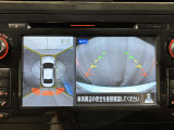 アラウンドビューモニターは真上から見下ろした様に車の周囲を表示することで、駐車時の安全性と利便性を高めます。