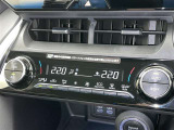 左右独立温度コントロールフルオートエアコンです。運転席、助手席それぞれで独立して温度設定ができます。冷え性の方が乗っても安心ですね♪