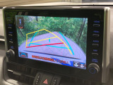 【バックカメラ】駐車時に後方がリアルタイム映像で確認できます。大型商業施設や立体駐車場での駐車時や、夜間のバック時に大活躍!運転スキルに関わらず、今や必須となった装備のひとつです!