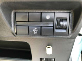 【アイドリングストップ】信号待ちなどの停車時に車のエンジンを停止させ、燃料を消費しないことで「燃費」と「環境」のことを考慮した機能です。