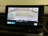 リバースギアに入れるだけで後方の表示へ切り替わります。夜間や雨の日の駐車も楽になりますよ。