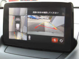 360度ビューカメラを搭載。4方の小型カメラの映像を処理し、車両真上からの映像に変換しています。