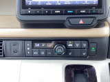 オートエアコンと前席シートヒーターが装備されており、快適に運転が可能です。