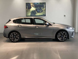コンパクトなボディにBMWらしい力強いデザインを凝縮。街中でもひときわ目を惹くスタイリングです。