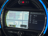 ●純正ナビ:一体感のあるナビは、高級感ある車内を演出してくれます。オーディオ機能も充実しておりますので、運転もより楽しめます♪