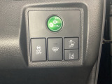 Hondaセンシング用の、VSA(ABS+TCS+横滑り抑制)解除と路外逸脱抑制機能のオンオフスイッチなどはハンドルの右側に装備しています。燃費に役立つECONボタンもここです。