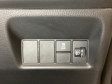 ハンドルの右側にはヘットライトリベライザーとVSA(ABS+TCS+横滑り抑制)の解除スイッチがついています。ヘッドライトリベライザーは道路状況や積荷の加重に応じてライトの高さを調節できます。