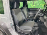 運転席まわりには十分なスペースがあり、大柄な方でもゆったり運転していただける環境です。