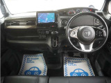 運転にかかわる様々な操作を安全に行えるように視点移動が少なく、操作性に配慮されたスイッチ類が凝縮されたコクピットです。