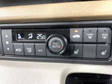 【オートエアコン】一度お好みの温度に設定すれば、車内の温度を検知し風量や温度を自動で調整。暑い&hellip;寒い&hellip;と何度もスイッチ操作をする必要はありません。快適な車内空間には必須の機能ですね♪