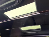 【ガラスルーフ】ガラスルーフ搭載で車内の解放感が一気にアップ!開放的なドライブをお楽しみいただけます。