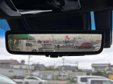 【デジタルインナーミラー(トヨタ)】車両後方カメラの映像をルームミラーに映すことが出来ます。 そのため、後席に人や荷物があって後方が見えづらい場合でもしっかり視界を確保することが出来ます。