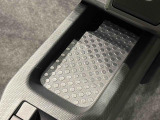 スマートフォンなどがスッキリ置けるセンターコンソールトレイです