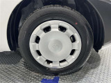スチールホイールカバー付き。タイヤ装着サイズは「185/65R15」です。