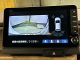 リバースギアに入れるだけで後方の表示へ切り替わります。夜間や雨の日の駐車も楽になりますよ。