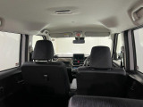 車内は明るくて見通しが良く、初めての方でも運転しやすい印象です。天井が高く圧迫感がないので、お子さまとのお出かけも快適に過ごせます。