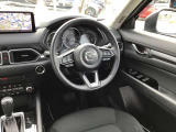 ドライバーが心に余裕をもって運転に集中できること、助手席や後席からもすっきりと前を見通せる空間の起点となり、全員が安心してドライブを楽しめることをモットーにシンプルなレイアウトとなっています。