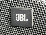 【JBLサウンドシステム】メーカーオプションの高品位サウンドシステムを搭載。専用のチューニングが施された大小様々なスピーカーから良質なサウンドが奏でられ、臨場感あふれる音響空間を演出します。