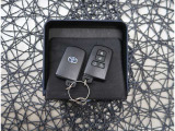 【スマートキー】キーをバッグやポケットに入れたままでもドアロックの開閉が出来るほか、エンジンキーを挿さなくてもエンジンスタートストップが出来ます。