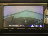 【バックカメラ】運転が苦手な方も車庫入れラクラクです!ギアをリバースに入れれば自動的に切り換わりますので、面倒な操作は不要です♪狭い駐車場もお車を傷つけず安心ですね!