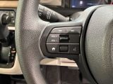 ステアリングにオーディオ操作スイッチが付いています。オーディオ画面に直接タッチしなくても操作が出来ますので、運転に集中できます。