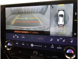 パノラミックビューモニター付きです。車両を上から見たような映像をディスプレイオーディオ画面に表示。運転席からの目視だけでは見にくい、車両周辺の状況をリアルタイムでしっかり確認できます。