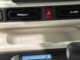 手の届くところにスマートフォンが置けるインパネセンタートレイ