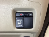 左側電動スライドドアは運転席からでも操作ができるように、ハンドル付近に開閉の操作スイッチが付いています。