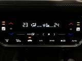 オートエアコンは左右席で独立温度コントロールが可能です。運転席はキンキンに冷やして助手席はマイルドにと言った設定が可能です☆暑さ寒さでケンカすることもなくなりますね♪