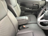 運転席シートリフター!ご自分の好きなシートポジションが取れるので運転が楽しくなりますし疲れにくいです。