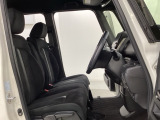 女性でも運転がしやすいように、シートの高さ調整機能(シートリフター)がついています。運転席と助手席の間が空いている為、助手席側への移動がスムーズです。交通量の多い道でも助手席側から乗り降りができます。