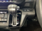 CVT車のセレクトレバーです。低速から高速まで、変速ショックのないスムーズな走りを実現するとともに、エンジン効率のよい領域を維持することで燃費にも貢献します。