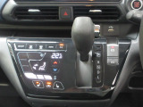 インパネシフトだから視線の移動も少なく足元もスッキリ。運転席もゆったりしているのでゆとりを持ってドライブできますね。
