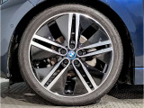 BMWの純正アロイホイールは軽量かつ強度にも優れているホイールで走行性能を引き上げる設計になっております。足元にもBMWは妥協がなくこだわっている個所になります。