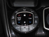 【オートエアコン】一度お好みの温度に設定すれば、車内の温度を検知し風量や温度を自動で調整。暑い&hellip;寒い&hellip;と何度もスイッチ操作をする必要はありません。快適な車内空間には必須の機能ですね♪