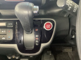 CVT車のセレクトレバーです。低速から高速まで、変速ショックのないスムーズな走りを実現するとともに、エンジン効率のよい領域を維持することで燃費にも貢献します。
