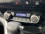 【オートエアコン】一度お好みの温度に設定すれば、車内の温度を検知し風量や温度を自動で調整。暑い&hellip;寒い&hellip;と何度もスイッチ操作をする必要はありません。快適な車内空間には必須の機能ですね♪