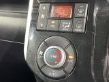 【オートエアコン】一度お好みの温度に設定すれば、車内の温度を検知し風量や温度を自動で調整。暑い&hellip;寒い&hellip;と何度もスイッチ操作をする必要はありません。快適な車内空間には必須の機能ですね♪